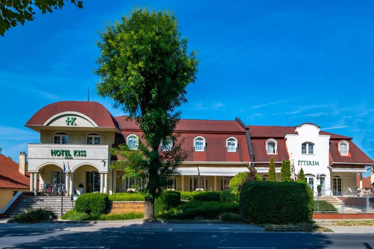 Hotel Kiss タタ エクステリア 写真