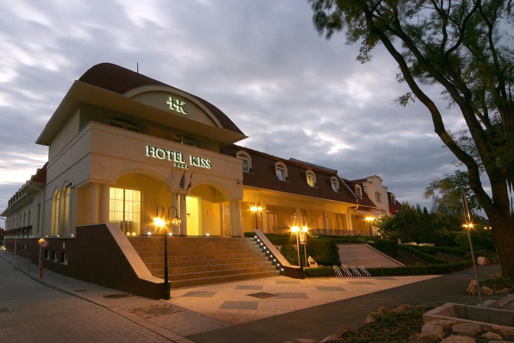 Hotel Kiss タタ エクステリア 写真